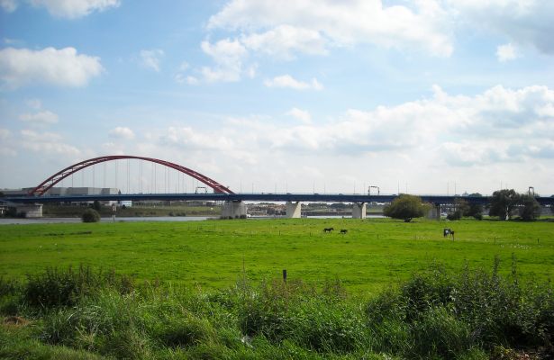 Die Brücke der Solidarität verbindet Rheinhausen mit Duisburg-Hochfeld.